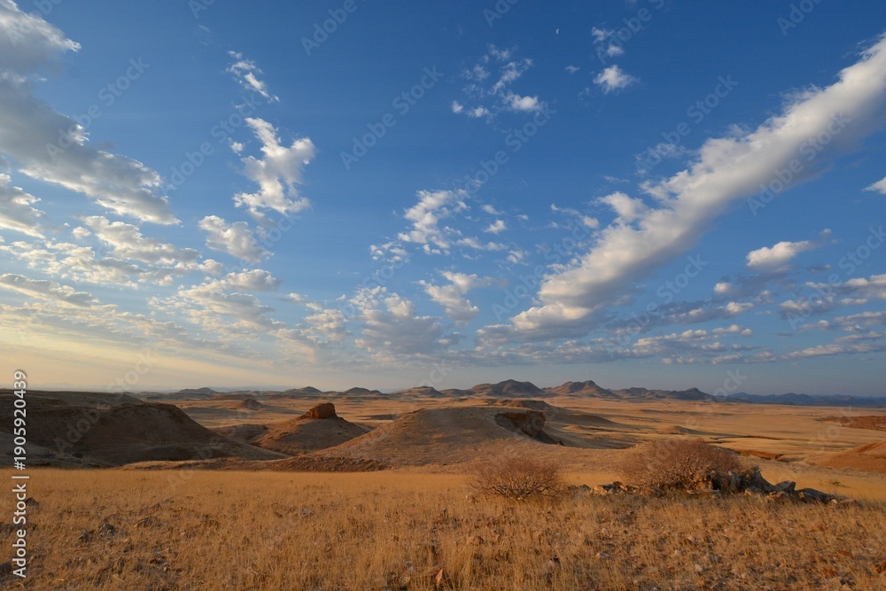 Fototapeta premium Wolkenstimmung über den Hügeln des Gamsberg Reserve in Namibia