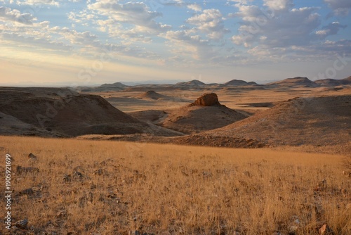 Wolkenstimmung über den Hügeln des Gamsberg Reserve in Namibia