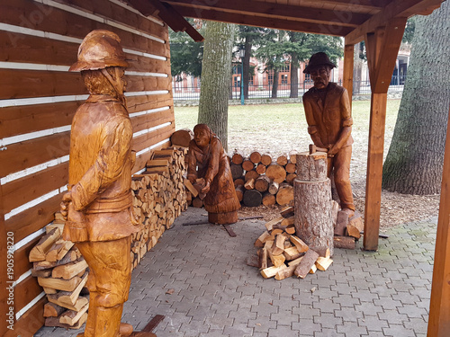 Foto Process of carving figures in wood for decorating recreation areas