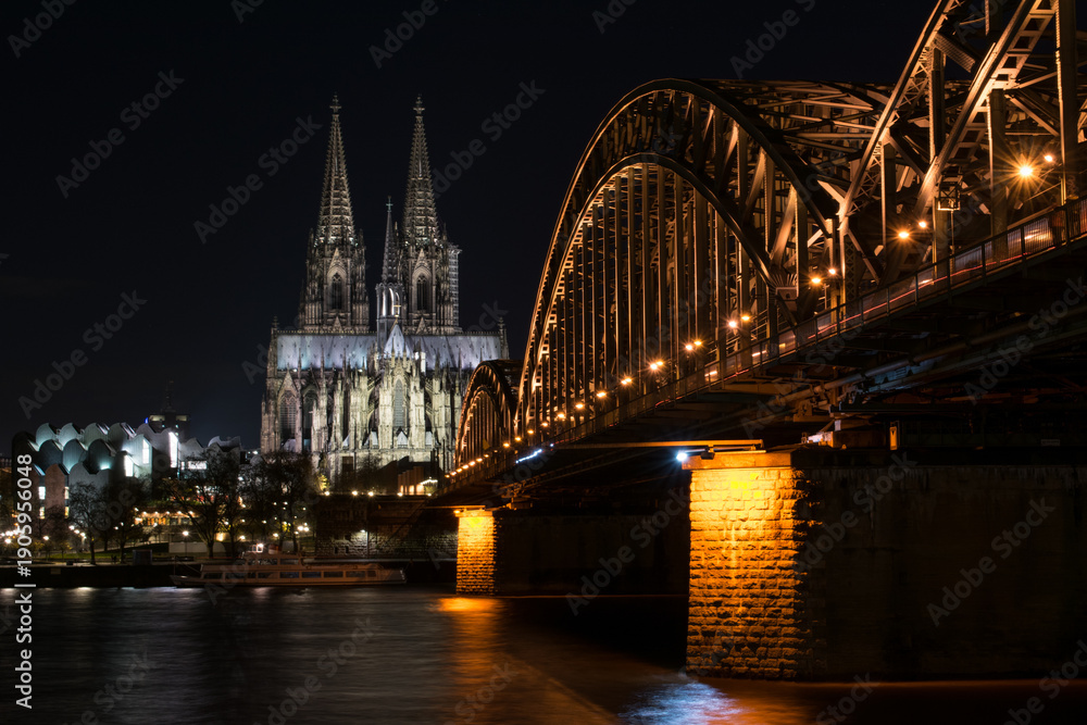Fototapeta premium Cologne cathedral at night
