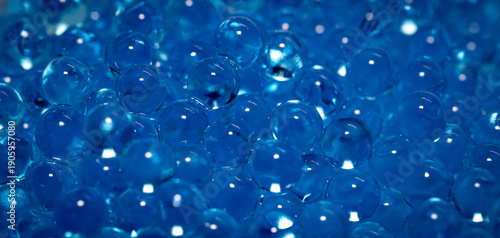 Foto A close-up of blue hydrogel beads lying like fairytale pearls.