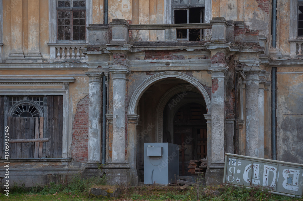 Fototapeta premium Abandoned Historic Palace in Eastern Europe