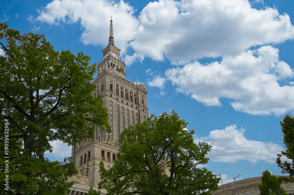 Obraz premium „Widok na Pałac Kultury i Nauki – charakterystyczny wieżowiec w centrum Warszawy, symbol miasta i przykład architektury socrealistycznej.”