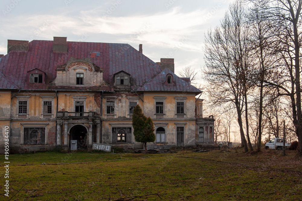 Fototapeta premium Abandoned Historic Palace in Eastern Europe