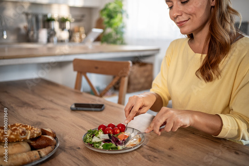 Cuadro en lienzo Woman eating healthy meal for diet and wellness