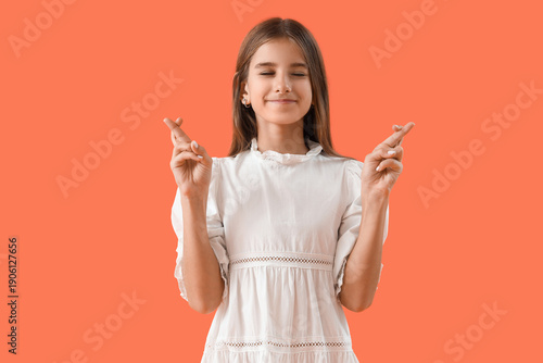 Dreamy teenage girl crossin...