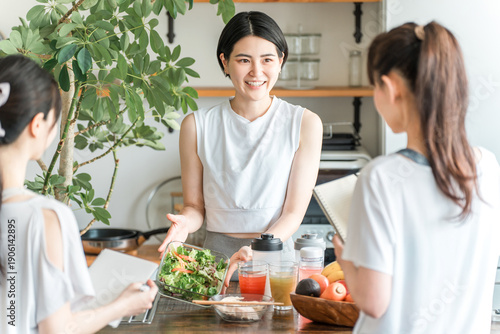 Foto Athlete Food My Meister, a female athlete teaching cooking classes