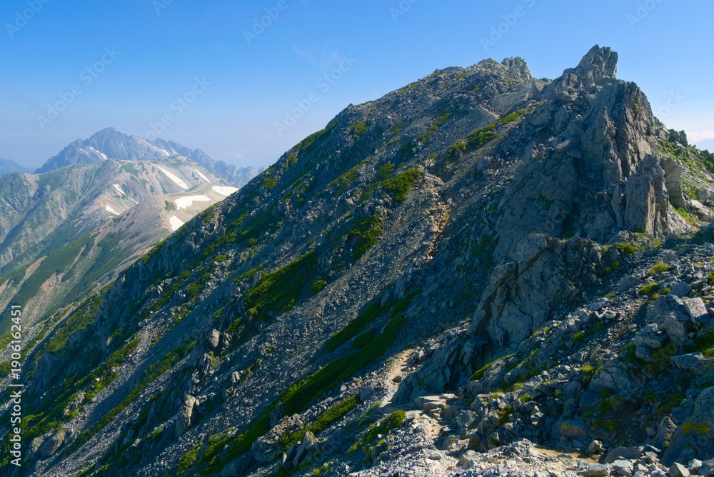 Obraz premium 北アルプスの立山、雄山付近から望む大汝山と後方の剱岳