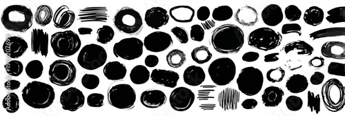Kolekcja ręcznie rysowanych czarnych kółek i plam atramentu na białym tle, idealna do projektów graficznych i dekoracji artystycznych.