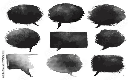 黒い水彩絵の具や墨で描かれたような質感のある吹き出しのセット。手書き風のラフなタッチと透明感のあるグラデーションが特徴で、コミックやデザインの装飾、メッセージの強調に最適な和風テクスチャ素材。背景透過で使いやすいデザインパーツ。