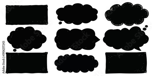 Conjunto de bocadillos de texto y nubes de pensamiento negras dibujadas a mano con estilo de tiza sobre un fondo transparente para diseño gráfico.