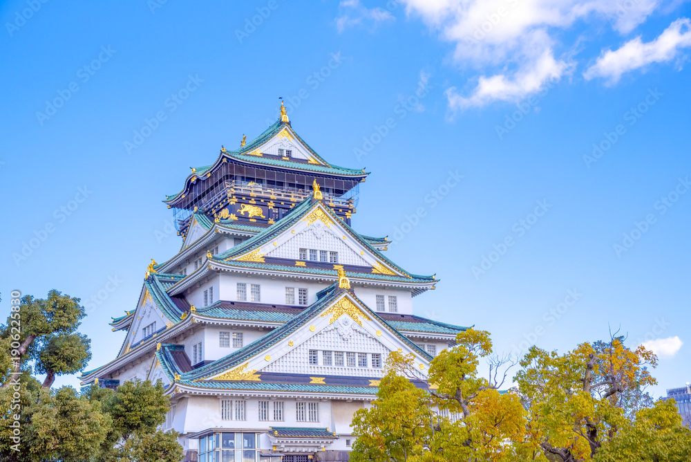 Fototapeta premium The castle is one of Japan's most famous landmarks and it played a major role in the unification of Japan during the sixteenth century, Osaka Castle Japan