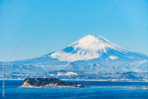 Wallpaper Mural 日本の富士山と江ノ島 Torontodigital.ca