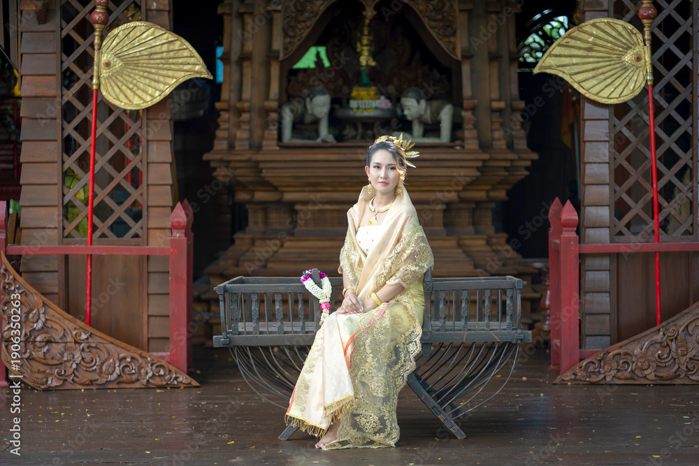 Naklejka premium Beautiful Asian Woman in Luxurious Gold Thai Traditional