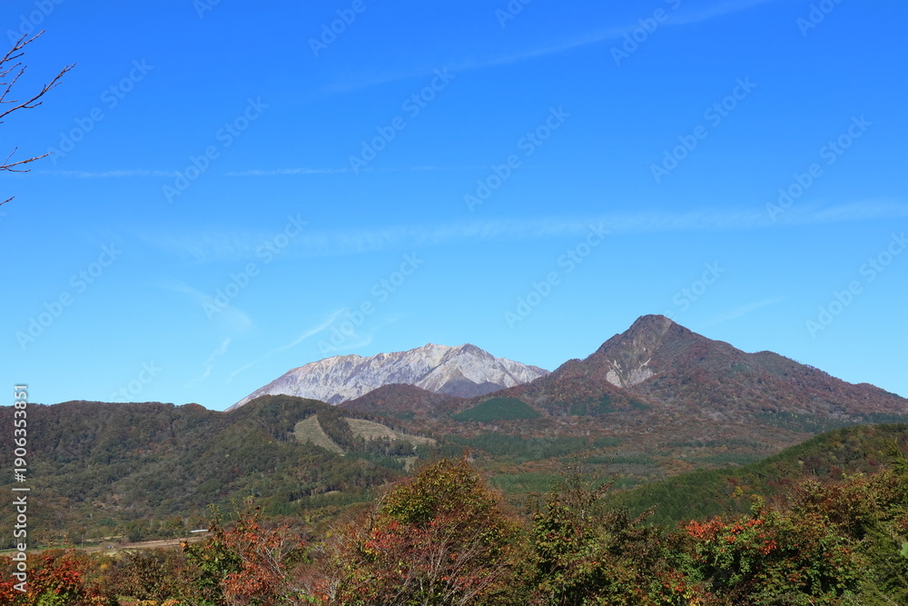 Fototapeta premium 鬼女台展望台からの秋の大山