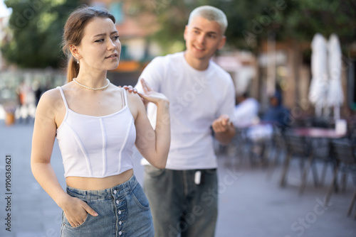 Foto Young girl squabble with partner about jealousy