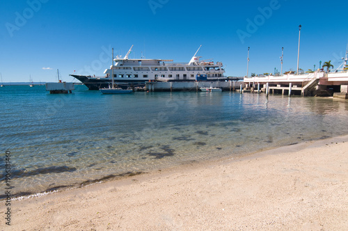 Barco turistico en el muelle fiscal del puerto de La Paz en Baja California Sur MEXICO en un dia soleado de vacaiones con mar cristalino y tranquilo en el mar de cortes, incremento de vacaciones.