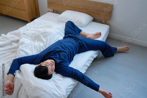 Tableau sur toile ベッドで眠る寝相が悪い男性　20代