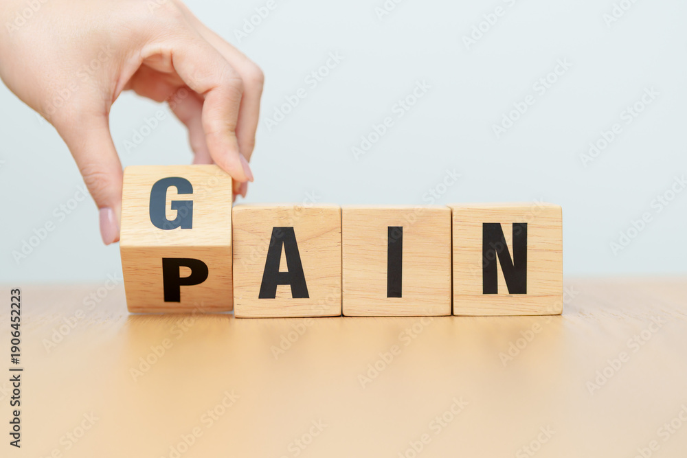 Naklejka premium hand change wooden block Pain to Gain. solution and Value, Mindset for growth business, No Pain No Gain, Work hard, Motivation, Fitness, health, wellness and challenge concepts