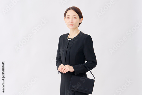 Wallpaper Mural 喪服を着た女性のポートレート　カメラ目線　白背景 Torontodigital.ca