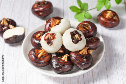 Tableau sur toile raw fresh Chinese water chestnut on table