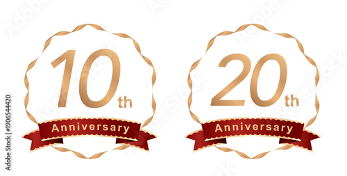 10周年と20周年のアニバーサリーロゴ・エンブレムセット。ゴールドの数字と波型のフレームに赤いリボンをあしらった華やかなデザイン。企業の創立記念、店舗の開店記念イベント、キャンペーン、周年祝いの販促バナーや広告、パッケージに最適な高品質ベクター素材。Luxury 10th and 20th Anniversary logo emblem set with gold numbers 