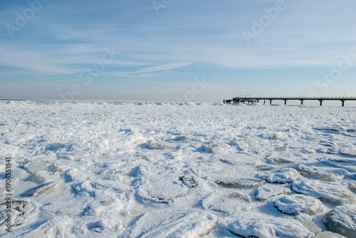 Die zugefrorene Ostsee bei Bansin Usedom Deutschland mit Seebrücke und Eisschollen