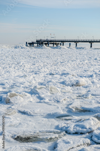 Die zugefrorene Ostsee bei Bansin Usedom Deutschland mit Seebrücke und Eisschollen