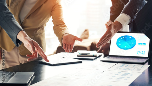 オフィスで会議するビジネスパーソンのグループ