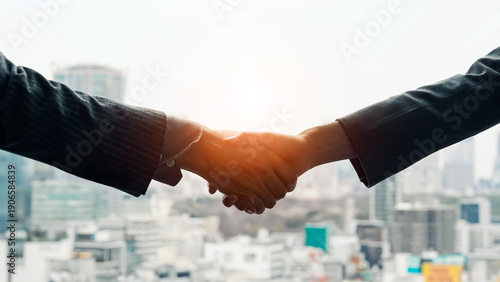 Foto Group of business people shaking hands with city in the background