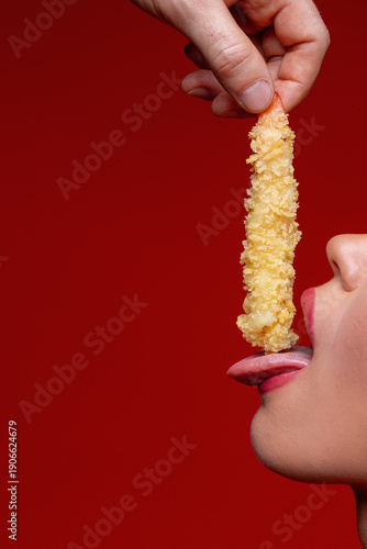 Foto Man puts shrimp tempura in sexy girl's mouth. Sexy food