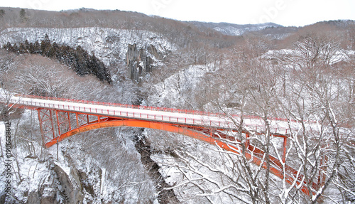 福島県西白河郡西郷村　冬の雪が積る阿武隈川が流れる渓谷に架かる旧雪割橋	