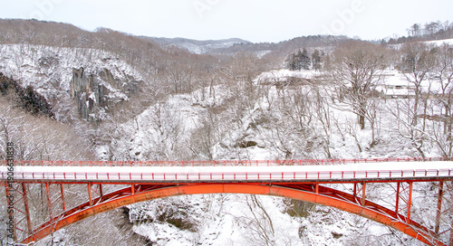 福島県西白河郡西郷村　冬の雪が積る阿武隈川が流れる渓谷に架かる旧雪割橋	