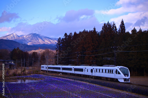 日光市　東武鬼怒川線　イルミネーションの中を走行するスペーシアＸ