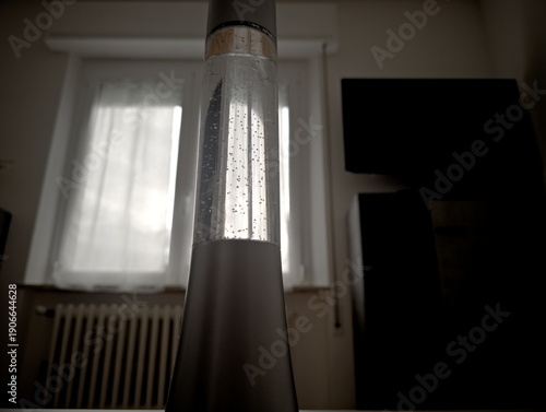 Tableau sur toile Macro ripresa di lampada con particelle riflettenti in movimento all’interno del