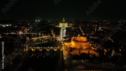 Castel Sant'Angelo e la Basilica di San Pietro. Vista aerea in time lapse delle mete turistiche più visitate a Roma, Italia.
Vista panoramica del centro di Roma con i suoi monumenti.