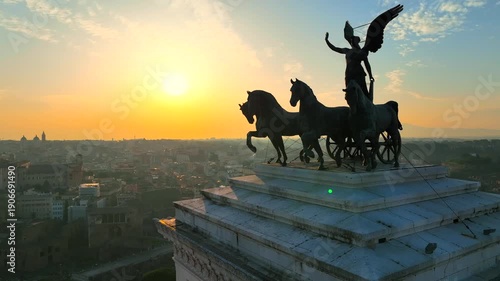 L'altare della Patria (altare della Patria) o Milite Ignoto a Roma. Vista aerea, time lapse.
Vista dall'alto del centro della città di Roma all'alba.
