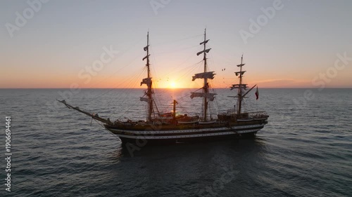 La nave scuola Amerigo Vespucci della Marina Militare Italiana. Vista aerea, time lapse, 
Il veliero che solca il mar Mediterraneo al tramonto.