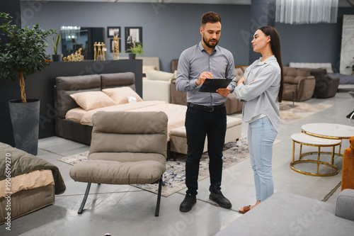 Εκτύπωση καμβά Sales consultant advising woman choosing furniture in store