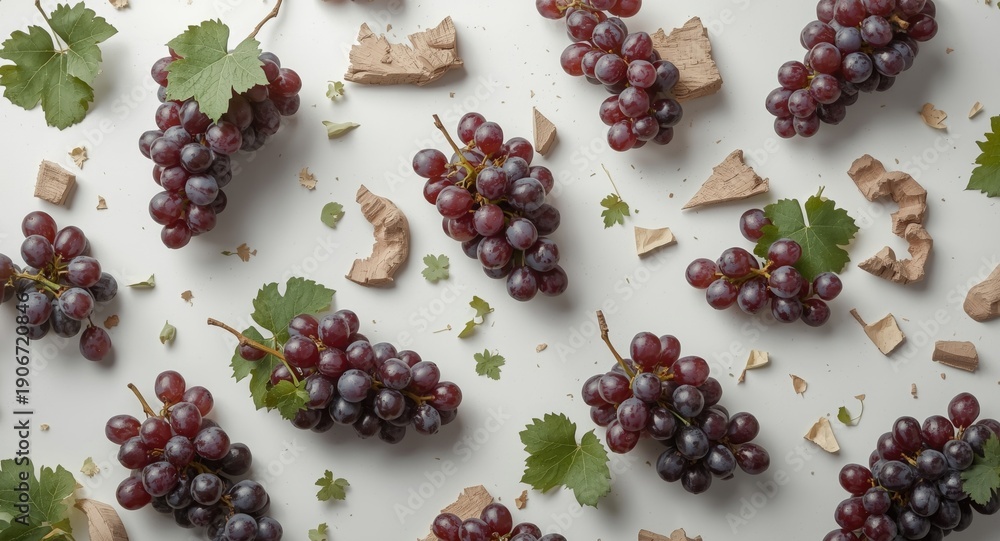 Naklejka premium Grape harvest fragments placed on a solid white backdrop