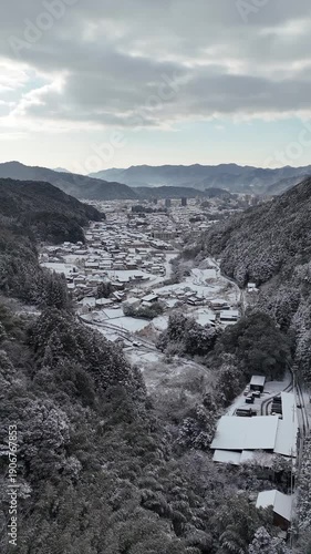 日本の冬のドローン映像　雪が積もった山口県山口市の街並み