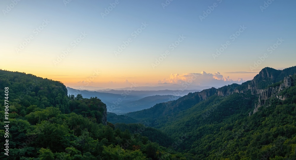 Obraz premium Lush mountainous area beneath a transitioning gradient sky