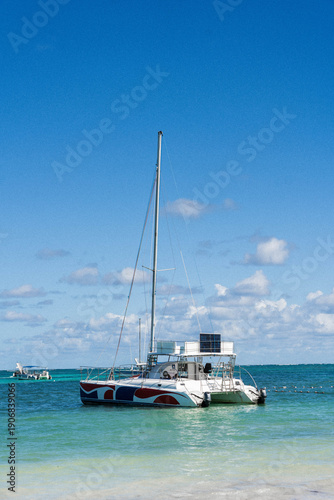 Tableau sur toile Pareja en catamarán de camino a Isla Saona, República Dominicana