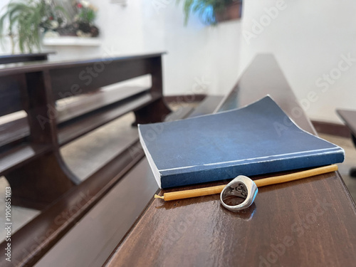 Photos christian catholic ring with bible on the wooden bench for pray