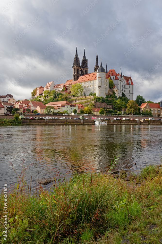Obraz premium Blick über die Elbe auf die Altstadt, die Albrechtsburg und den Dom von Meißen, Landkreis Meißen, Sachsen, Deutschland