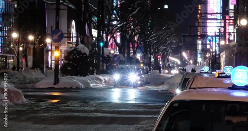街灯とネオンが輝く冬の夜間の札幌市街地道路 ,北海道 札幌市