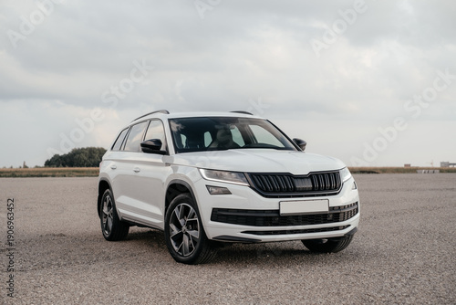 Canvastavla A tall family SUV, white in color, with a sporty design, which is distinguished by a spacious interior, a huge trunk and an excellent balance between comfort and handling