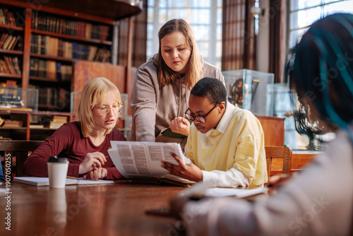 Foto Students collaborate in a quiet library, studying together and discussing a news