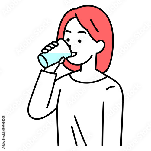 コップで水を飲む若い女性