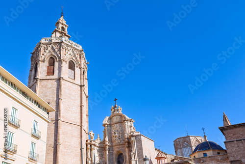 Foto Miguelete Tower El Micalet, octagonal Gothic style bell tower of Valencia Cathedral in city of Valencia, Spain